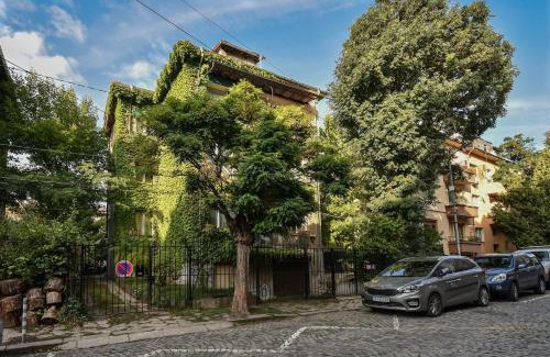 Lozenets Apartment | The Ivy House - A Cozy Attic near the City Center by Flat Mаnager