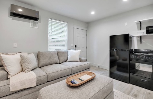 Wilmington Apartment | The Jewel – Modern Retreat Near YMCA & Downtown