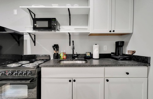 Wilmington Apartment | The Jewel – Modern Retreat Near YMCA & Downtown