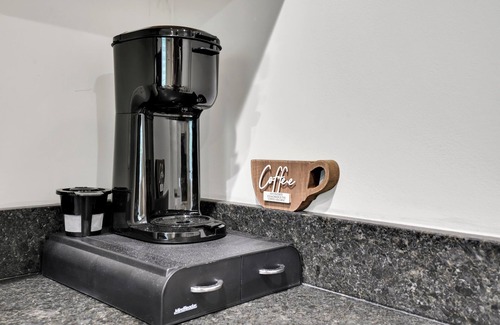 Wilmington Apartment | The Jewel – Modern Retreat Near YMCA & Downtown