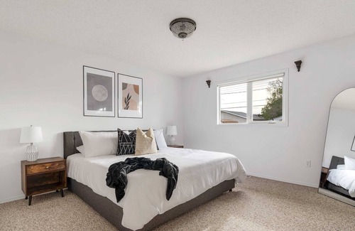 Drumheller House | The Jurassic | No Service Fees | Backyard & Patio