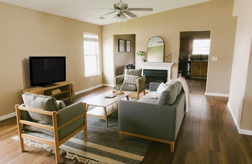 Lexington House | "The Kearney" BRIGHT MODERN STAY w/Yard - 3BR