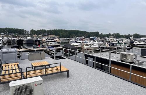 Kerkdriel Boat Rental | the King