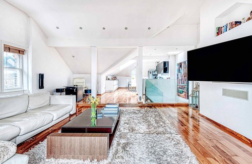 Frognal and Fitzjohns Apartment | The King of Spades - Out of Office Lifestyle