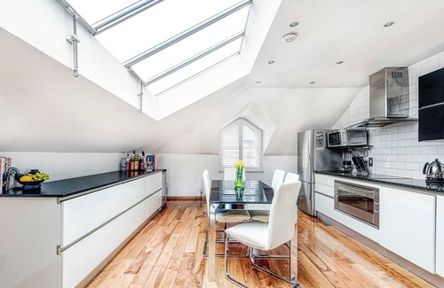 Frognal and Fitzjohns Apartment | The King of Spades - Out of Office Lifestyle