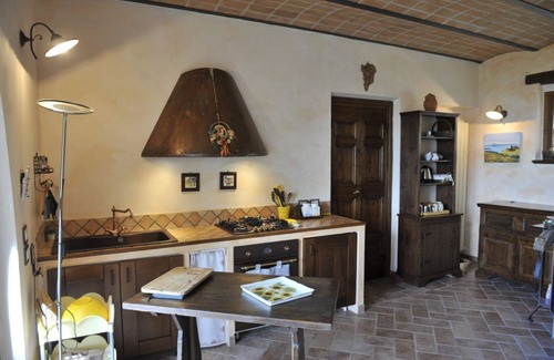 Lisciano Niccone Apartment | The King's Oak with a view of Lake Trasimeno