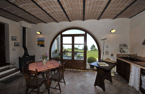 Lisciano Niccone Apartment | The King's Oak with a view of Lake Trasimeno