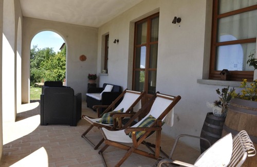 Lisciano Niccone Apartment | The King's Oak with a view of Lake Trasimeno