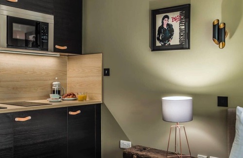 Kensington Apartment | The Knaresborough - Stylish Studio with Balcony