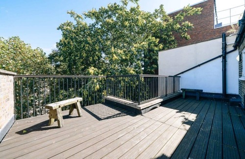 Kensington Apartment | The Knaresborough - Stylish Studio with Balcony