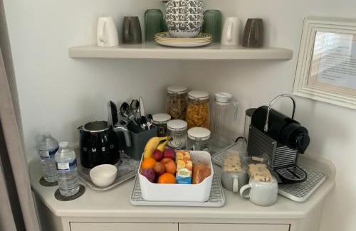 New Forest District House | THE KNIGHTWOOD OAK a Luxury King Size Bed - En-Suite Space - LYMINGTON NEW FOREST with Totally Private Entrance - Key Box entry - Free Parking & Private Outdoor Seating Area - Town ,Shops , Pubs & Solent Way Walking Distance & Complimentary Breakfast