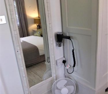 New Forest District House | THE KNIGHTWOOD OAK a Luxury King Size Bed - En-Suite Space - LYMINGTON NEW FOREST with Totally Private Entrance - Key Box entry - Free Parking & Private Outdoor Seating Area - Town ,Shops , Pubs & Solent Way Walking Distance & Complimentary Breakfast