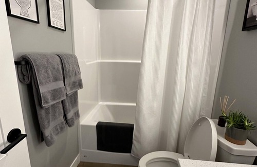 Courtenay Ski Chalet | The Knotty Cedar*Entire Chalet*Mount Washington*media room