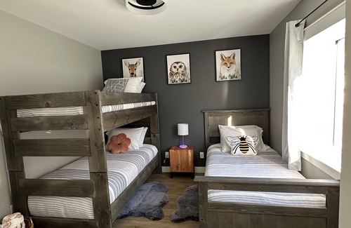 Courtenay Ski Chalet | The Knotty Cedar*Entire Chalet*Mount Washington*media room