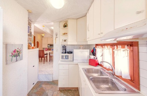 Vathianos Kampos House | The Kokkini Beach Retreat