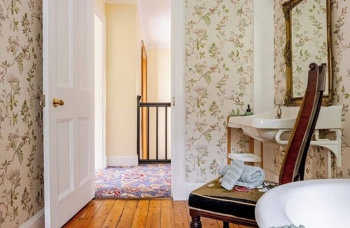 Kinross Bed & Breakfast | The Lake Room 40 mins Edinburgh, 10 mins Loch Leven, 25 mins Sterling Castle