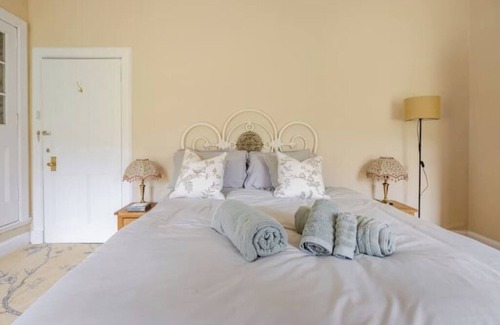 Kinross Bed & Breakfast | The Lake Room 40 mins Edinburgh, 10 mins Loch Leven, 25 mins Sterling Castle