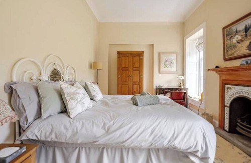 Kinross Bed & Breakfast | The Lake Room 40 mins Edinburgh, 10 mins Loch Leven, 25 mins Sterling Castle