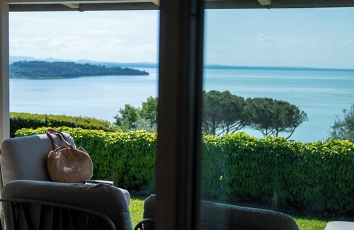 San Feliciano Villa | The Lake Shelter by Miani Group