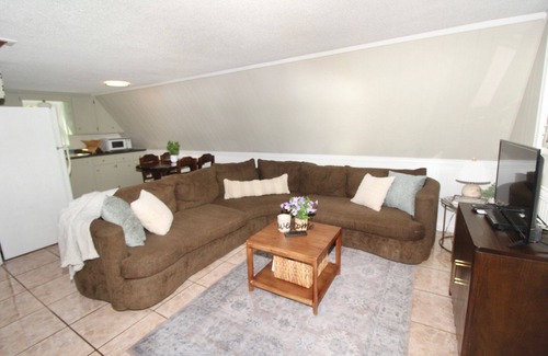 Hardin House | The Lakeside Loft- KY Lake Escape - Pirates Cove