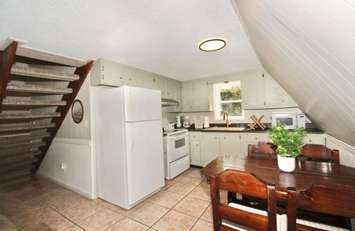 Hardin House | The Lakeside Loft- KY Lake Escape - Pirates Cove