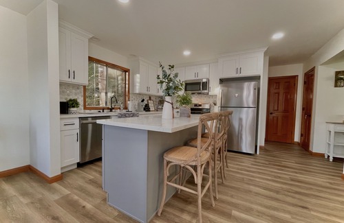 Crestline House | The Lakeview Lodge - LAKE/CITY VIEW CLOSE TO SHOPS FULLY REMODELED