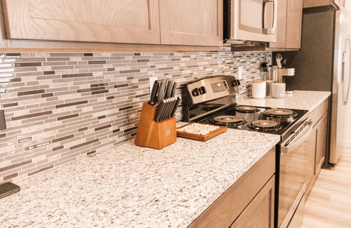 Tri-Cities House | The Landon- Stylish Townhouse-Centrally Located.
