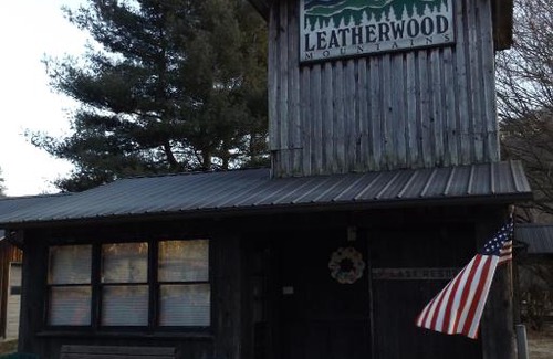 Ferguson House | The Last Resort - Recently Refurbished Cute Horse-Themed Cabin, No Frills