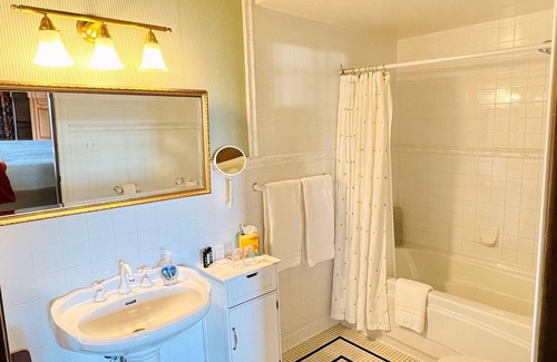 Sidney Bed & Breakfast | The Latch Inn