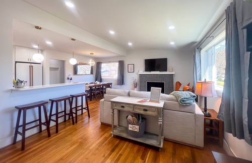 Seminary Hill House | The Latham Rancher of Alexandria:15min to OldTown!