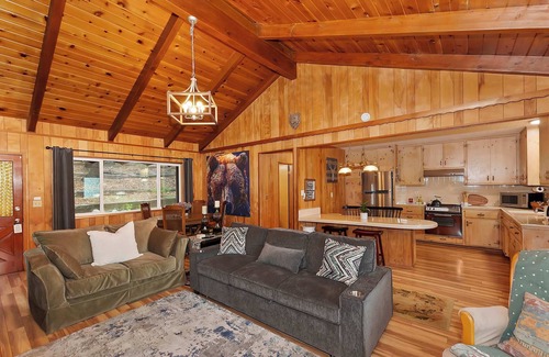 Crestline Cabin | The Lazy Bear Cabin - For 6!