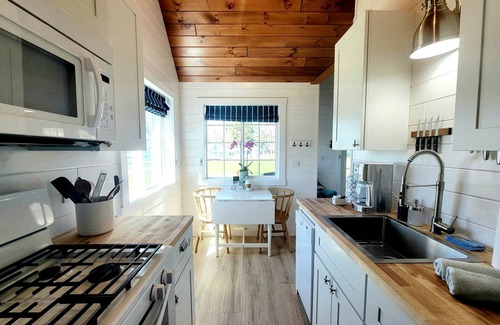 Alexandria Bay House | The Ledges Resort and Marina, Sparrow