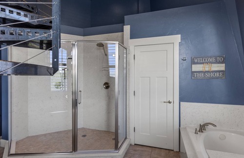 Harbor Village Hotel | The Lighthouse Suite | Seasonal Pool, Hot Tub, Tennis Courts