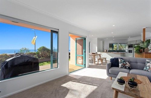 Ohope House | The Lights House - Beachfront Ohope Holiday Home