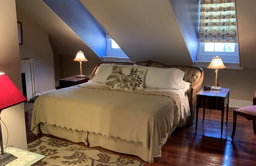 Burlington Bed & Breakfast | The Lily Inn