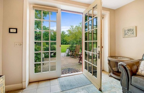 Elizabethtown House | The Lincoln Lounge at Moonstone Manor