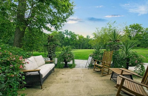 Elizabethtown House | The Lincoln Lounge at Moonstone Manor