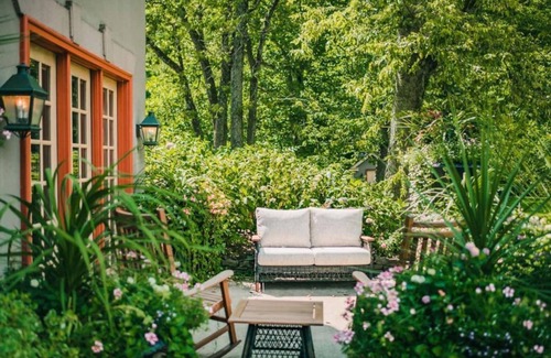 Elizabethtown House | The Lincoln Lounge at Moonstone Manor