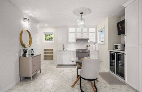 Red Deer Apartment | The Lioness | Sauna | Steam Shower | Jacuzzi Bath