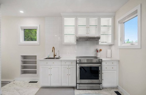 Red Deer Apartment | The Lioness | Sauna | Steam Shower | Jacuzzi Bath