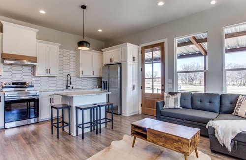 Collinsville House | "The Little Ass Apartment!" Country Retreat Getaway!