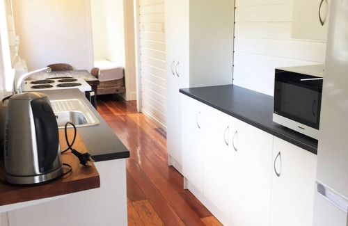 Houhora House | The Little Cottage 3 minutes walk to beach. Beds for 5.
