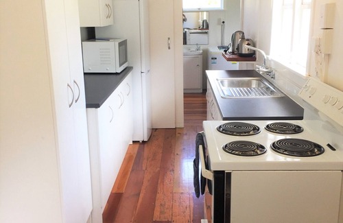 Houhora House | The Little Cottage 3 minutes walk to beach. Beds for 5.