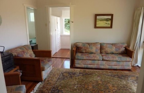 Houhora House | The Little Cottage 3 minutes walk to beach. Beds for 5.
