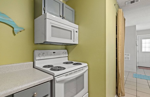 Riviera Beach House | The Little Dolphin - 1 block to beach, quiet west end