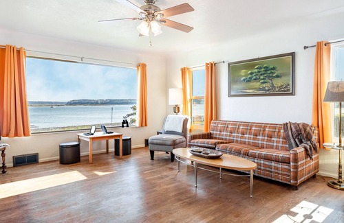 Oak Harbor House | The Little Pink House - Water View | Beach Access