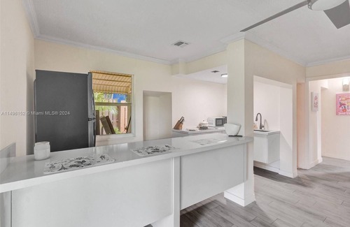 River Run House | The Little Yellow House: Minutes to Hard Rock Casino, Las Olas Beach and Airport
