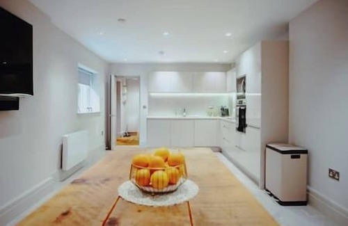 Leeds Apartment | The Lodge · 3-Story Townhouse - Sleeps 8