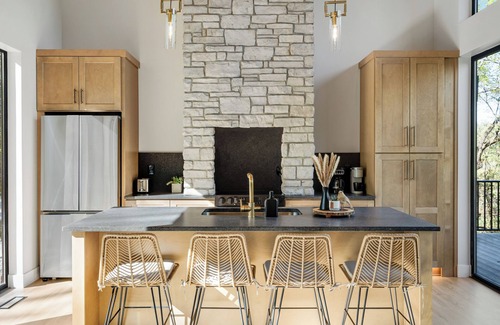 Keene House | The Lodge at Marble Creek. Modern Cabin Retreat/Hot tub/Sauna/Creek Access