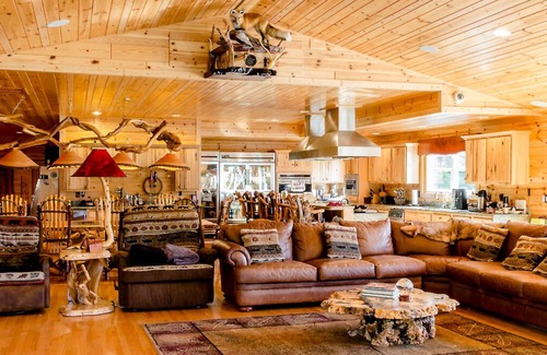 Evart Cabin | The Lodge at Meemo's Farm & Retreat